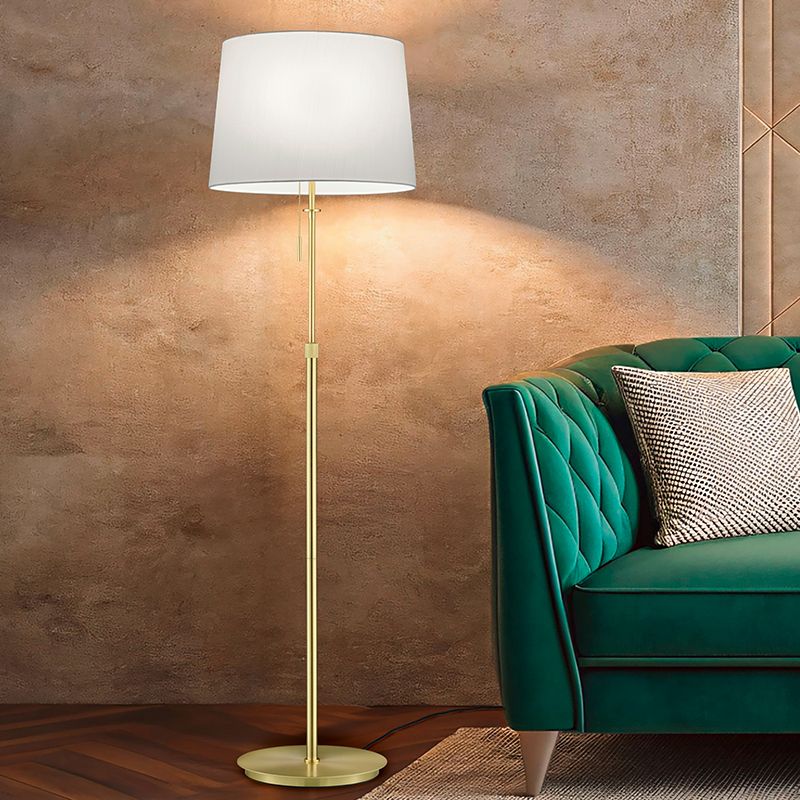 Mosadzná stojaca lampa klasická, Niva, s tiahacím vypínačom Mosadzná stojaca lampa klasická, Niva, s tiahacím vypínačom