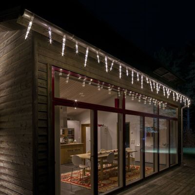 32 Vonkajšie cencúľové osvetlenie, rôzne výšky, šírka 7,75 m