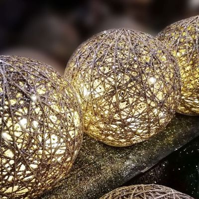 20 cm vianočná guľa s 30 LED diódami, na batérie
